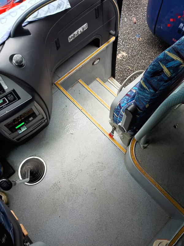 Los vehículos de transporte público usados utilizaron los bus turístico diesel de LHD utilizaron al coche interurbano Buses de los pasajeros