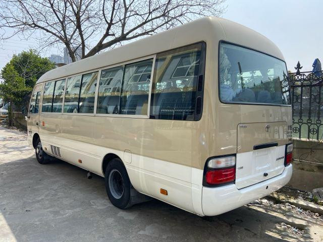 La puerta actuada manual diesel usada año usada de Mini Bus del práctico de costa de Toyota en 2011 transporta el autobús de lujo usado con 23 asientos