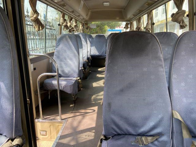 La puerta actuada manual diesel usada año usada de Mini Bus del práctico de costa de Toyota en 2011 transporta el autobús de lujo usado con 23 asientos