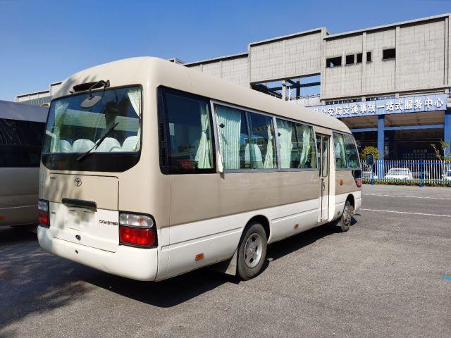 Autobús usado práctico de costa de Toyota con el equipo lleno 20 Mini Bus In usado asientos autobús de Munual de la gasolina de la ventana de desplazamiento de 2012 años