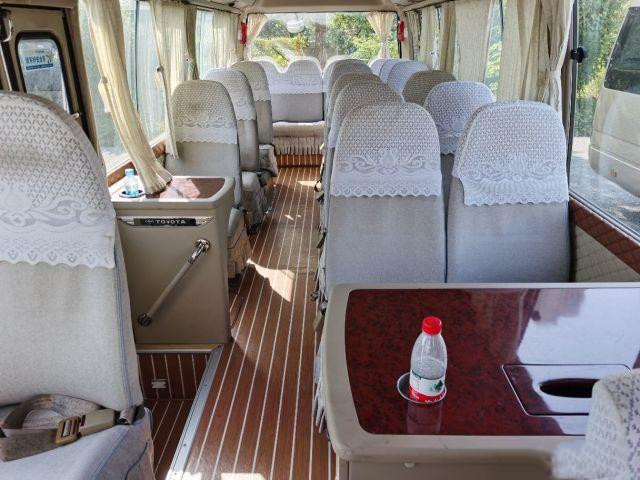 Autobús usado práctico de costa de Toyota con el equipo lleno 20 Mini Bus In usado asientos autobús de Munual de la gasolina de la ventana de desplazamiento de 2012 años