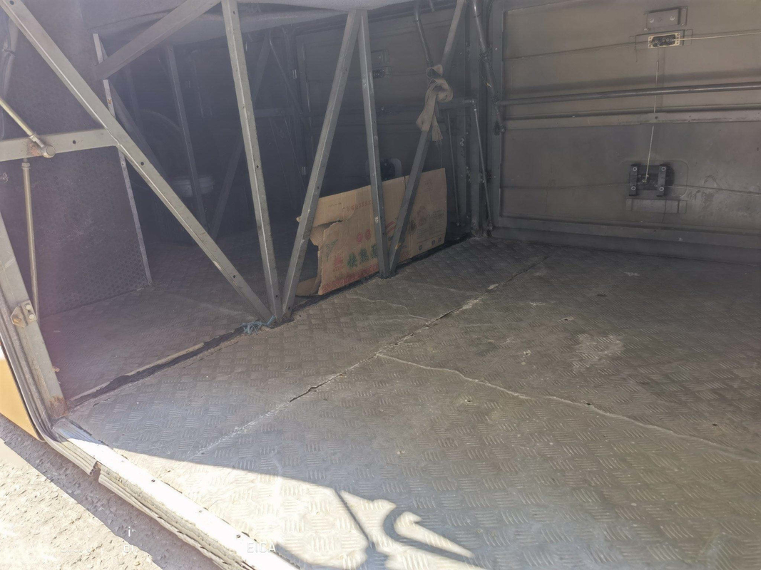 Yutong ZK6127 utilizó el autobús de lujo de la segunda mano del chasis del saco hinchable de las puertas de Bus 53seats dos del coche