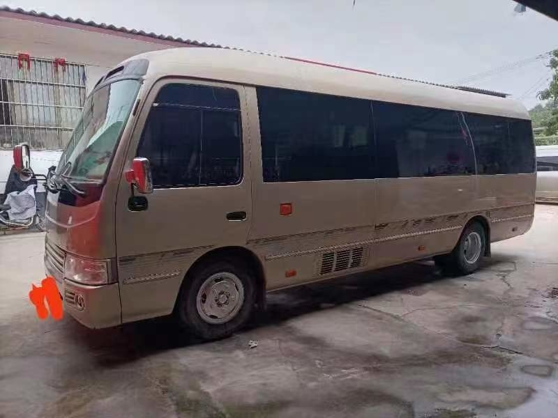 2013 el autobús usado del práctico de costa del año 30 asientos utilizó a Mini Bus Toyota Coaster Bus con el motor diesel 15B