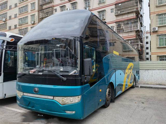 La conducción a la derecha Yutong de la primera clase transporta el coche posterior Luxury del motor de ZK6122H 51 Seater