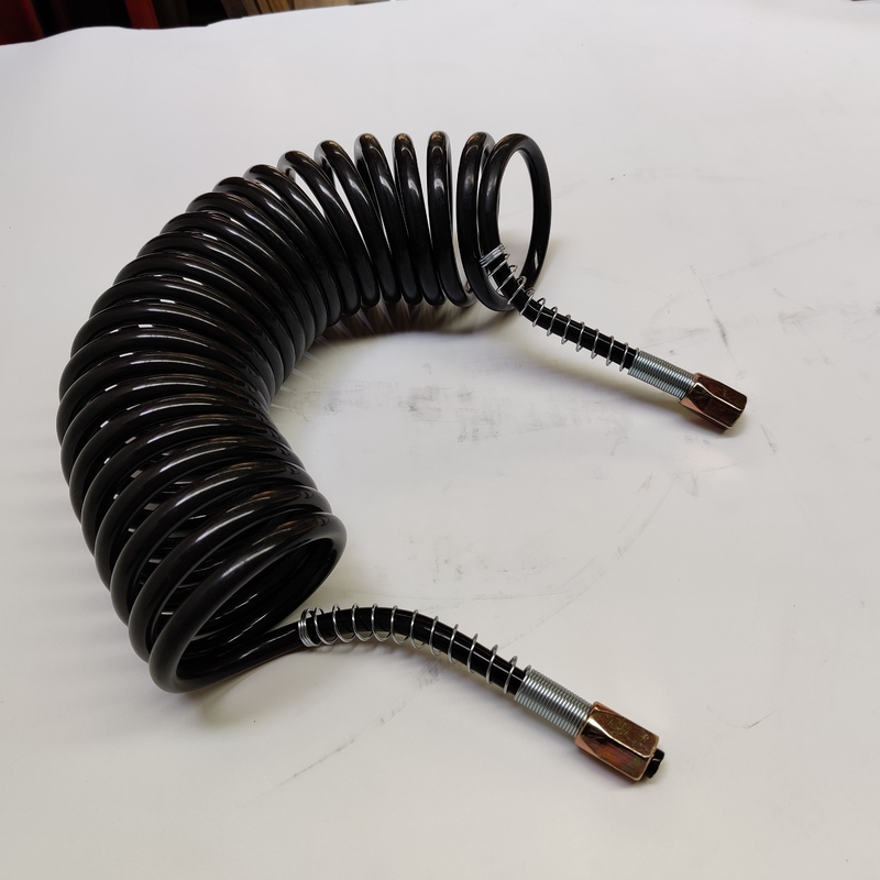 Arrollado riegue la manguera espiral negra de la PU del cable de siete bases con el conector del hierro para el remolque del camión