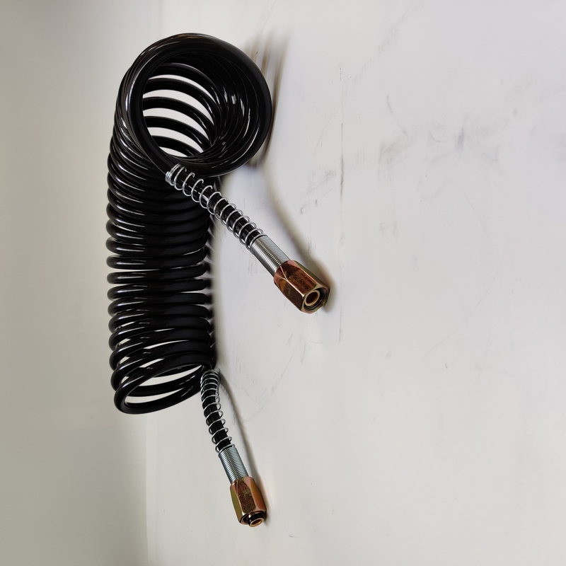 Arrollado riegue la manguera espiral negra de la PU del cable de siete bases con el conector del hierro para el remolque del camión