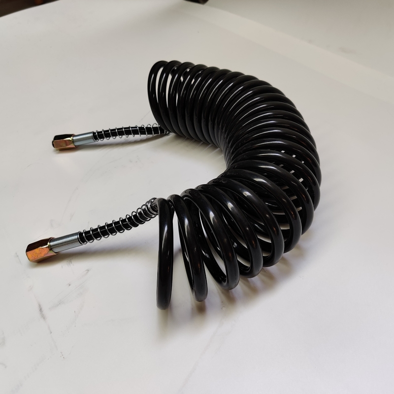 Arrollado riegue la manguera espiral negra de la PU del cable de siete bases con el conector del hierro para el remolque del camión