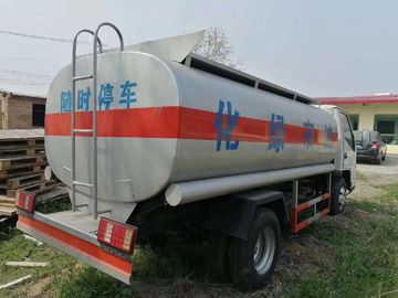 Camión de reaprovisionamiento de combustible usado JMC usado diesel del transporte del aceite de los camiones de petrolero 5 toneladas